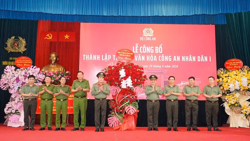 Lãnh đạo Bộ Công an tặng hoa chúc mừng nhà trường.