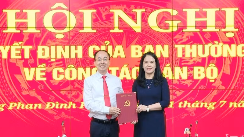 Đồng chí Nguyễn Đăng Bình trao quyết định của Ban Thường vụ Tỉnh ủy cho đồng chí Hoàng Thị Minh Thu.