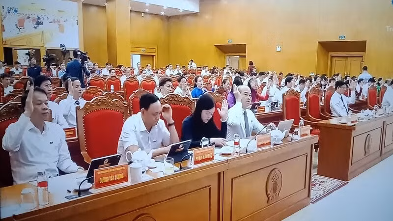 Các đại biểu Hội đồng nhân dân tỉnh Thái Nguyên biểu quyết thông qua nghị quyết về chất vấn và trả lời chất vấn.