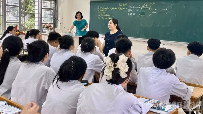 Cô giáo Lục Thúy Hằng, Bí thư Đảng ủy, Hiệu trưởng Trường phổ thông vùng cao Việt Bắc động viên học sinh lớp 12 vượt khó học tốt. (Ảnh: THẾ BÌNH)