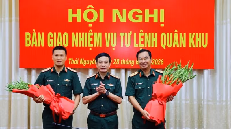 Đại tướng Phan Văn Giang chúc mừng Trung tướng Trương Mạnh Dũng và Thiếu tướng Trần Xuân Mạnh. 