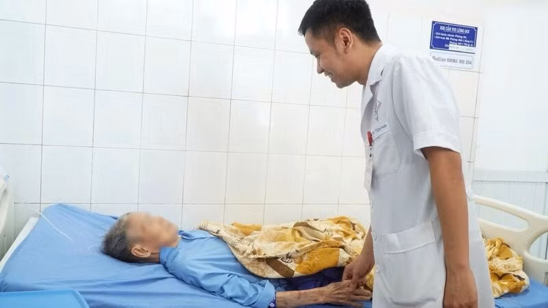 Bác sỹ Bệnh viện Trung ương Thái Nguyên thăm khám lại cho cụ H. sau 1 ngày phẫu thuật.