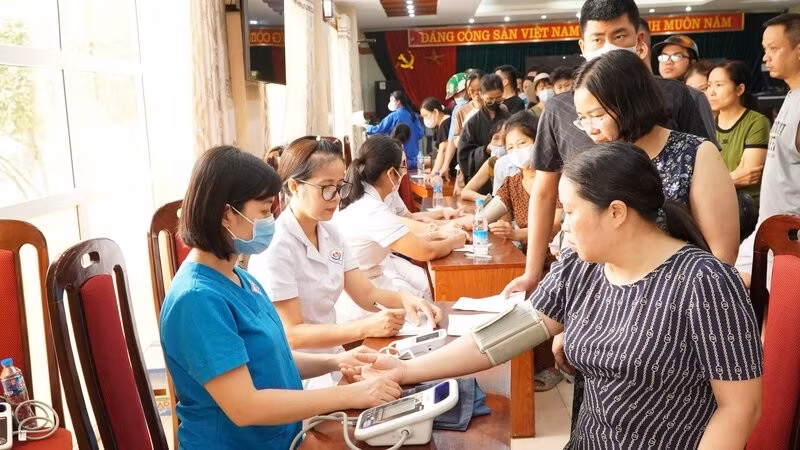 Người dân đến để được tư vấn, tiêm phòng uốn ván tại Bệnh viện Trung ương Thái Nguyên.