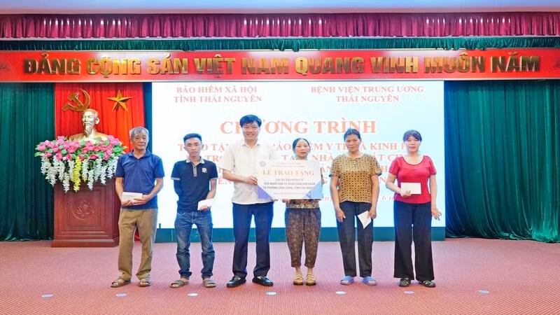 Lãnh đạo Bảo hiểm xã hội tỉnh Thái Nguyên trao thẻ bảo hiểm y tế cho người dân có hoàn cảnh khó khăn ở phường Sông Công.