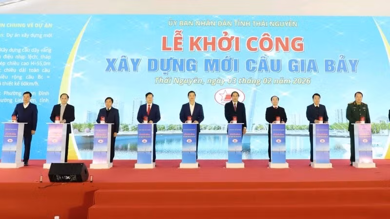 Các đồng chí lãnh đạo tỉnh Thái Nguyên thực hiện nghi thức khởi công xây dựng cầu Gia Bảy mới.
