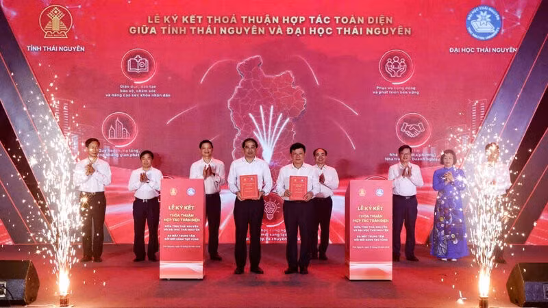 Lãnh đạo tỉnh Thái Nguyên và Đại học Thái Nguyên ký thỏa thuận hợp tác toàn diện.
