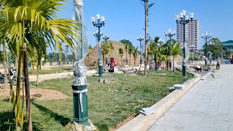 Cảnh quan, nhiều hạng mục phía sau Quảng trường Võ Nguyên Giáp được khẩn trương hoàn thiện.