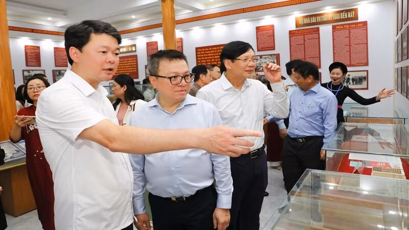 Đồng chí Lê Quốc Minh, Ủy viên Trung ương Đảng, Tổng Biên tập Báo Nhân Dân, Phó Trưởng Ban Tuyên giáo và Dân vận Trung ương, Chủ tịch Hội Nhà báo Việt Nam và các nhà báo thăm Di tích Trường dạy làm báo Huỳnh Thúc Kháng.