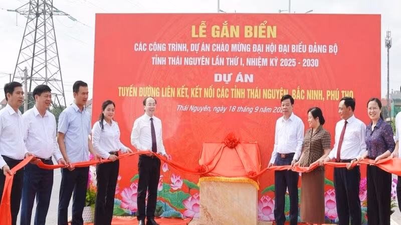 Đại diện lãnh đạo tỉnh Thái Nguyên gắn biển công trình đường liên kết, kết nối các tỉnh Thái Nguyên-Bắc Ninh-Phú Thọ chào mừng Đại hội Đảng bộ tỉnh lần I.