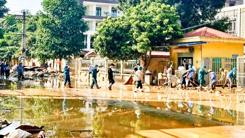 Dân quân vệ sinh môi trường đô thị trung tâm tỉnh Thái Nguyên sau lũ.