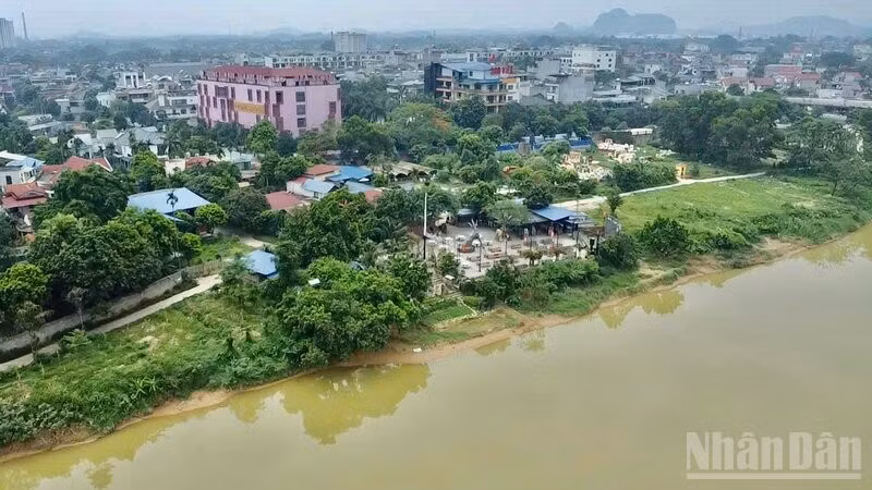 Nhà hàng lẩu gạch tôm sông ở Khu đô thị Picenza, phường Linh Sơn vi phạm hành lang thoát lũ sông Cầu bị kiểm tra, xử lý. (Ảnh: THẾ BÌNH)