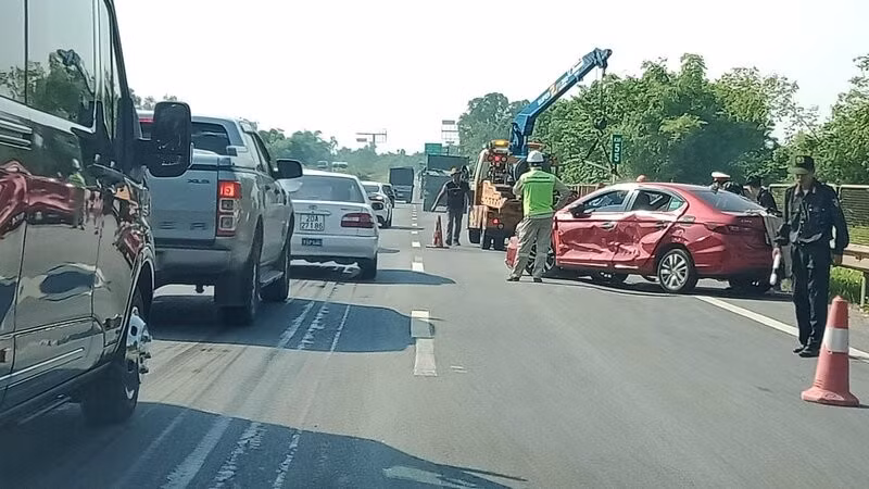 Vụ tự gây tai nạn sáng 27/5 làm ùn tắc dài trên cao tốc Hà Nội-Thái Nguyên, làm nhiều lái xe bức xúc. 
