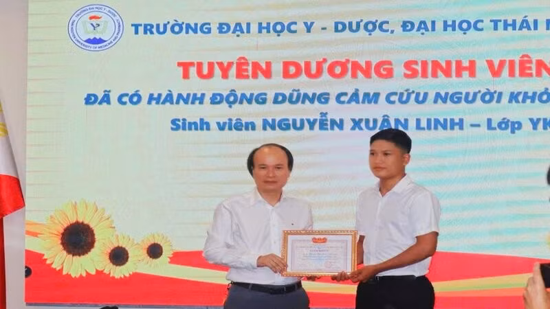 Giáo sư, Tiến sĩ Nguyễn Tiến Dũng, Hiệu trưởng Trường đại học Y-Dược Thái Nguyên tặng Giấy khen sinh viên Nguyễn Xuân Linh tại lễ tuyên dương.