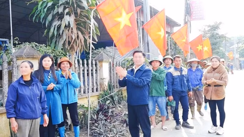 Cán bộ và người dân xã Phú Lương (Thái Nguyên) treo cờ chào mừng, kỳ vọng những quyết sách Đại hội XIV của Đảng đề ra sẽ nhanh chóng đi vào cuộc sống.