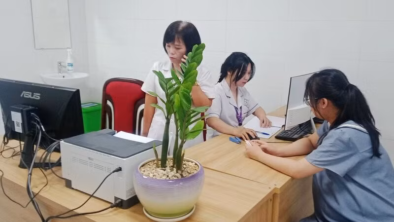 Bác sĩ Trung tâm Sàng lọc chẩn đoán trước sinh và sơ sinh khám, tư vấn cho phụ nữ mang thai.