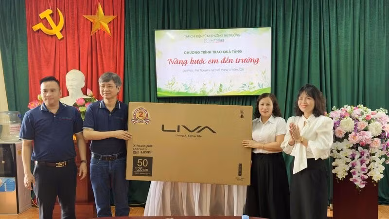 Lãnh đạo Tạp chí điện tử Nhịp sống thị trường tặng tivi làm phương tiện giảng dạy, học tập cho Trường mầm non Tân Thái.
