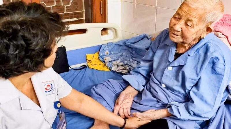 Bác sĩ Chuyên khoa II Hoàng Thanh Phương, Trưởng Khoa Nội Tiêu hóa, người thực hiện kỹ thuật nội soi thăm hỏi và chúc mừng cụ D. trước khi xuất viện.