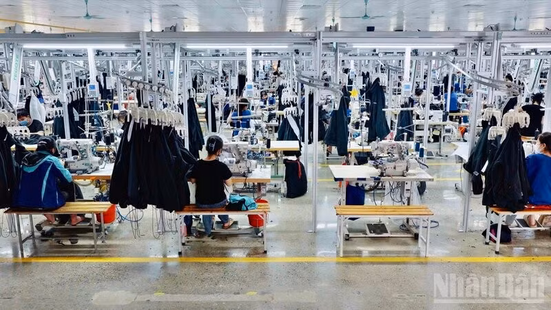 Là doanh nghiệp may mặc xuất khẩu lớn nhất tỉnh Thái Nguyên, doanh thu trong 8 tháng đầu năm 2026 của Công ty cổ phần Đầu tư và Thương mại TNG đạt 7.236 tỷ đồng, tăng 22%. (Ảnh: THẾ BÌNH)
