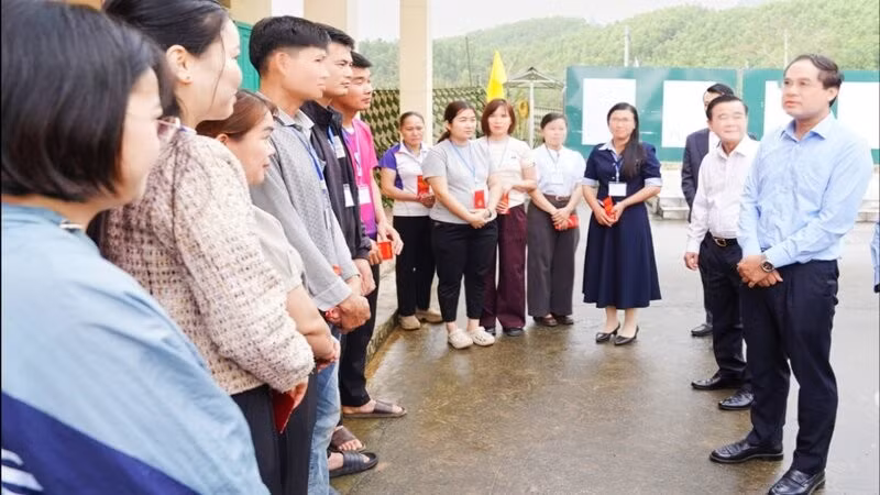 Kiểm tra công tác chuẩn bị bầu cử tại hai xã Nghinh Tường và Sảng Mộc, Bí thư Tỉnh ủy Thái Nguyên Trịnh Xuân Trường yêu cầu đưa hòm phiếu và phiếu bầu đến tận nhà để cử tri cao tuổi và người khuyết tật bỏ phiếu.