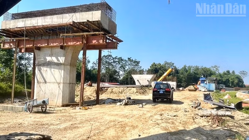 Nhiều vị trí đường dẫn cầu Đồng Liên phía Hương Sơn dài khoảng 1,2km chưa được giải phóng mặt bằng. (Ảnh: THẾ BÌNH)