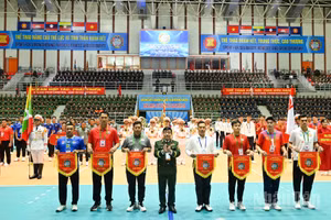 Trung tướng Nguyễn Bá Lực, Phó Tổng Tham mưu trưởng Quân đội nhân dân Việt Nam, Trưởng Ban tổ chức trao cờ lưu niệm tặng đại diện các đội tham dự. 