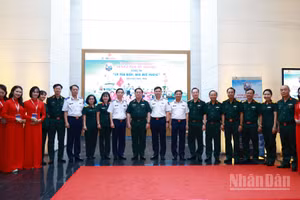 Đại tướng Nguyễn Trọng Nghĩa, Ủy viên Bộ Chính trị, Bí thư Trung ương Đảng, Ủy viên Thường vụ Quân ủy Trung ương, Chủ nhiệm Tổng cục Chính trị Quân đội nhân dân Việt Nam cùng các đại biểu tại cuộc thi.