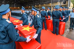 Nghi thức trang trọng chuyển mẫu hài cốt liệt sĩ từ máy bay xuống tại Sân bay Gia Lâm để làm lễ dâng hương tưởng niệm.