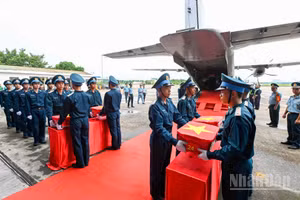 Chuyến bay đặc biệt vận chuyển hơn 7.000 mẫu hài cốt liệt sĩ từ Sân bay Tân Sơn Nhất (Thành phố Hồ Chí Minh) hạ cánh xuống Sân bay Gia Lâm (Hà Nội). (Ảnh: THẾ ĐẠI)