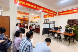 Đảng viên trên địa bàn phường Dương Nội, thành phố Hà Nội thực hiện triển khai việc đổi thẻ đảng viên điện tử. (Ảnh minh họa: DIỆU THƯƠNG)