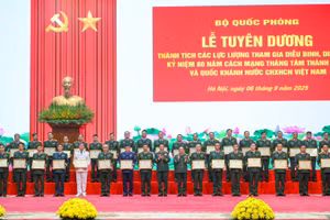 Đại tướng Phan Văn Giang và Đại tướng Trịnh Văn Quyết tặng thưởng Bằng khen cho các cá nhân, tập thể.