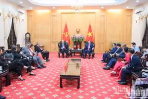 Đồng chí Đoàn Minh Huấn, Ủy viên Bộ Chính trị, Giám đốc Học viện Chính trị quốc gia Hồ Chí Minh tiếp Thượng Nghị sĩ Alberto Anaya Gutiérrez, Tổng Bí thư Đảng Lao động Mexico. (Ảnh: THẾ ĐẠI)