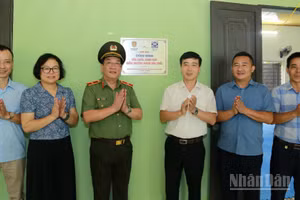 Thiếu tướng Đào Xuân Lân, Cục trưởng Cục Ngoại tuyến cùng đại diện đơn vị tài trợ và chính quyền địa phương dự lễ khánh thành, bàn giao công trình sửa chữa, nâng cấp điểm trường Giàng Dúa Chải. (Ảnh: MẠNH HƯNG)