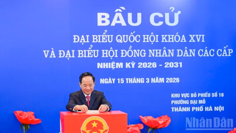 Đồng chí Trịnh Văn Quyết, Ủy viên Bộ Chính trị, Bí thư Trung ương Đảng, Trưởng ban Tuyên giáo và Dân vận Trung ương tiến hành bỏ phiếu bầu cử đại biểu Quốc hội khóa XVI và đại biểu Hội đồng nhân dân các cấp nhiệm kỳ 2026-2031.