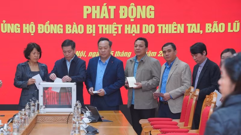 Tập thể cán bộ, công chức và người lao động Cơ quan Đảng ủy các cơ quan Đảng Trung ương tham gia ủng hộ đồng bào bị thiệt hại do thiên tai.