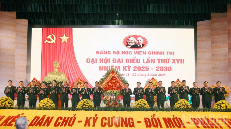Đại tướng Trịnh Văn Quyết tặng hoa chúc mừng Ban Chấp hành Đảng bộ Học viện Chính trị nhiệm kỳ 2025-2030.