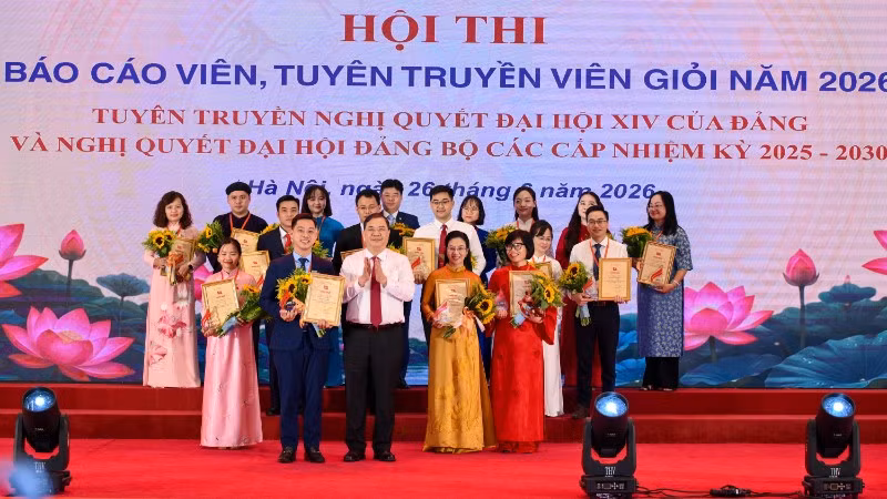 Đồng chí Phạm Gia Túc, Ủy viên Bộ Chính trị, Phó Bí thư Thường trực Đảng ủy Chính phủ, Phó Thủ tướng Thường trực Chính phủ chúc mừng các thí sinh đạt giải. (Ảnh: THẾ ĐẠI)