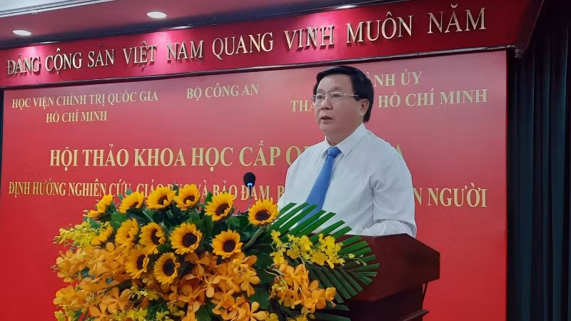 Giáo sư, Tiến sĩ Nguyễn Xuân Thắng, Ủy viên Bộ Chính trị, Giám đốc Học viện Chính trị quốc gia Hồ Chí Minh, Chủ tịch Hội đồng Lý luận Trung ương phát biểu tại hội thảo.