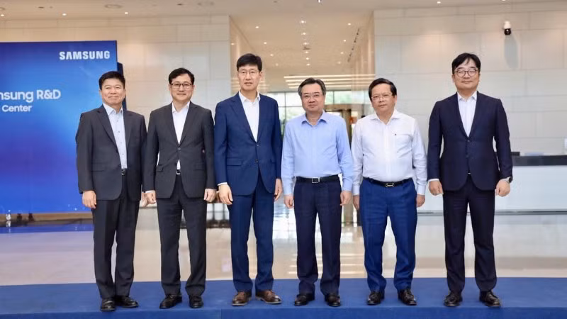 Đoàn công tác chụp ảnh lưu niệm cùng lãnh đạo tập đoàn Samsung Việt Nam.