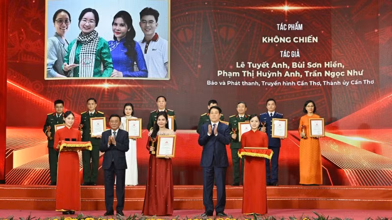 Chủ tịch nước Lương Cường và đồng chí Trần Cẩm Tú, Ủy viên Bộ Chính trị, Thường trực Ban Bí thư, Trưởng Ban Chỉ đạo 35 Trung ương trao giải A tặng các tác giả.