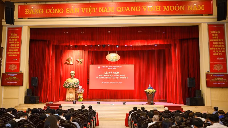 Quang cảnh lễ kỷ niệm. (Ảnh: BẢO LONG)
