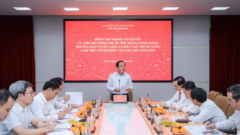 Đồng chí Trịnh Văn Quyết, Ủy viên Bộ Chính trị, Bí thư Trung ương Đảng, Trưởng ban Tuyên giáo và Dân vận Trung ương chủ trì làm việc với Bộ Biên tập Tạp chí Cộng sản. (Ảnh: BẢO LONG)