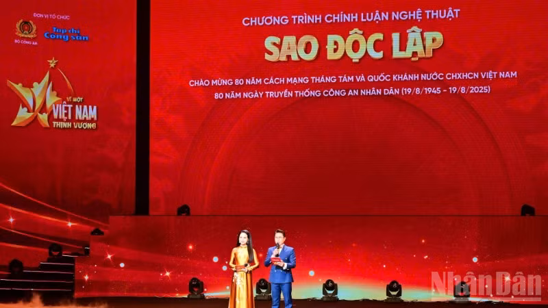 Quang cảnh Chương trình chính luận nghệ thuật "Sao Độc lập". (Ảnh: BẢO LONG)
