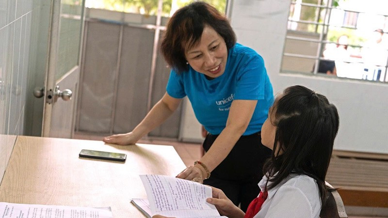 Trưởng Chương trình bảo vệ trẻ em Lê Hồng Loan (UNICEF) đang trao đổi cùng các em học sinh. 