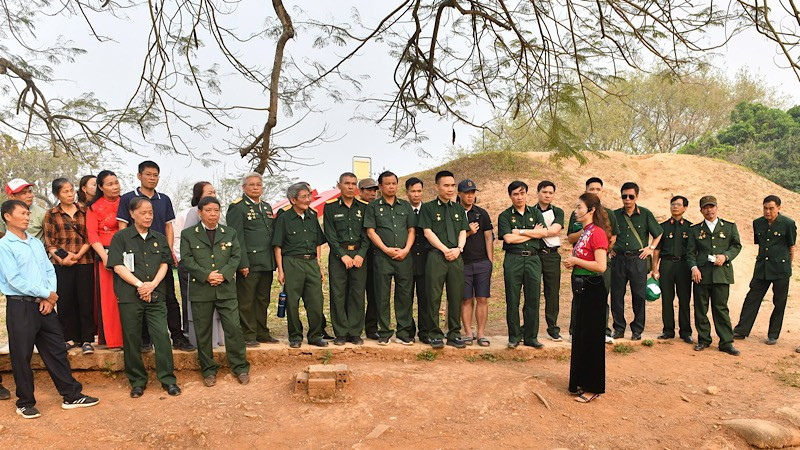 Các cựu chiến binh tham quan Khu di tích lịch sử chiến trường Điện Biên Phủ. (Ảnh: NGUYỄN ĐĂNG)