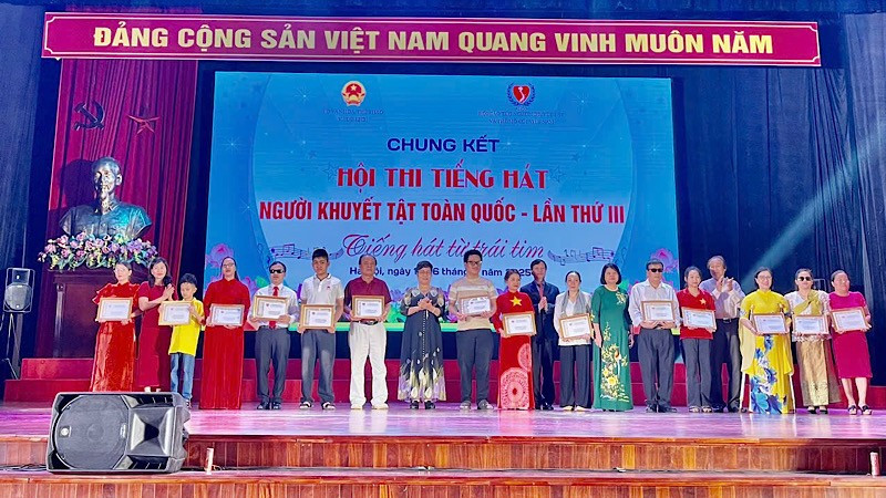 Ban Tổ chức trao giải cho các đoàn đạt giải tại Hội thi Tiếng hát người khuyết tật toàn quốc lần thứ III.