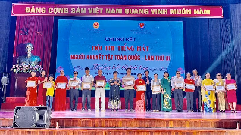 Ban Tổ chức trao giải cho các đoàn đạt giải tại Hội thi Tiếng hát người khuyết tật toàn quốc lần thứ III.