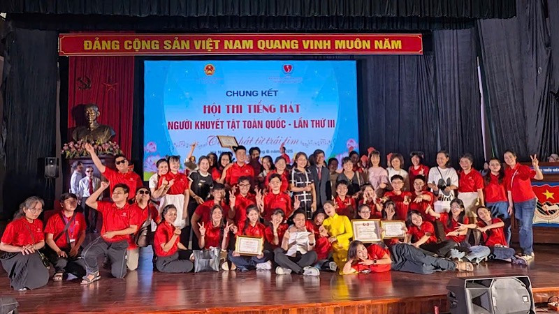 Các thí sinh người khuyết tật chung vui tại Hội thi tiếng hát người khuyết tật toàn quốc. trao-giai-2.jpg