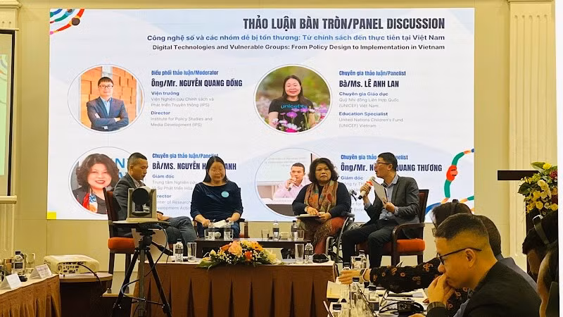 Các đại biểu tham gia thảo luận tại buổi Hội thảo "Tận dụng cơ hội và giảm thiểu rủi ro của công nghệ số đối với các nhóm dân cư trong xã hội".