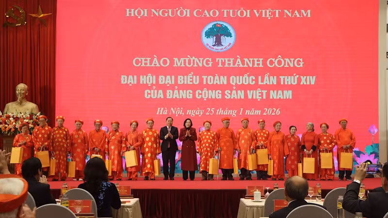 dong-chi-nguyen-thi-thanh-trao-qua.jpg