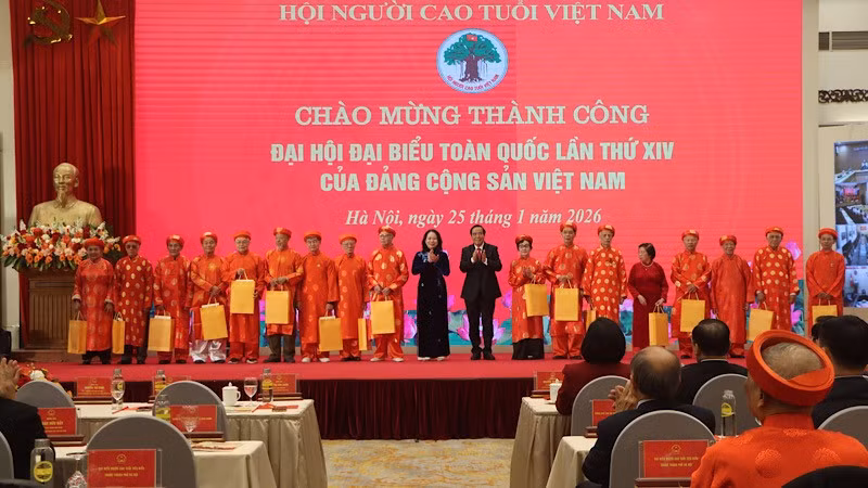 dong-chi-vo-thi-anh-xuan-trao-qua.jpg